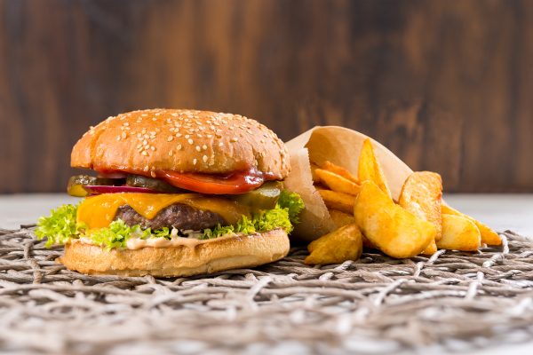 Cheeseburger de Vită cu Cartofi Wedges